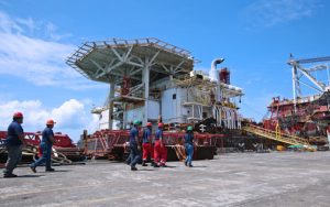 The Lone Star, a pipe-laying barge retired from use, is already docked in the MER facilities in Ceiba for dismantling and recycling procedures.