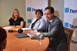 From left: Isabel Soto-Albors, director of Total Rewards & Compliance of Walmart Puerto Rico; Elena Díaz, vice-president of Account Management at Triple-S; and, José Novoa, Chief Medical Officer of Triple-S.