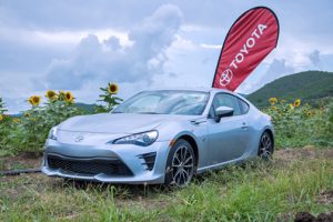 In its transition to Toyota, the sporty 86 adopts more aggressive styling with a center of gravity that highlights the low and wide stance of this car.