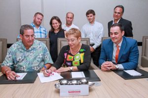 Jose Quiñones, owner of Grupo Quiñones; Wife Evelyn Manzano; and, José Román, vice president director of Middle Market Banking for Oriental.
