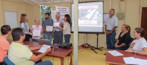 Workshop participants receive their participation certificates from Catherine Ríos and Wanda Santiago.