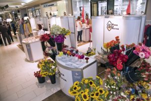 The entrepreneurs harvest unique and unusual flowers on their farm and seek to have them available for sale to customers of Plaza Las Américas in the freshest way possible.